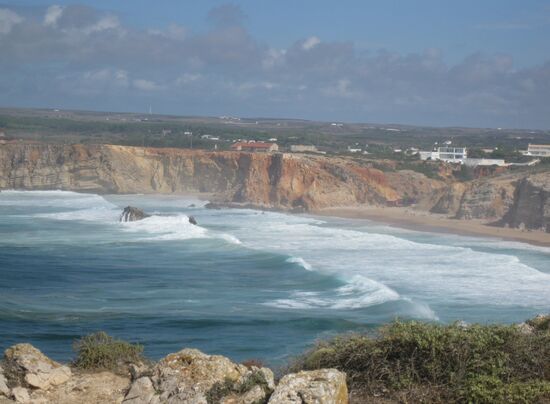Das Meer stürmt an die Steilküste