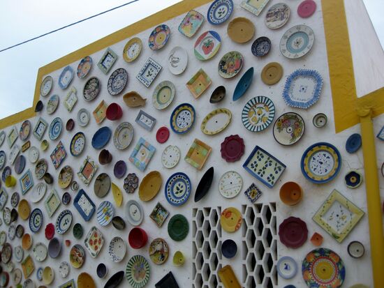 Geschäft mit reizvollen Souvenirs vor allem aus Keramik