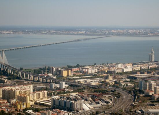 Blick auf Ponte de Vasco da Gama