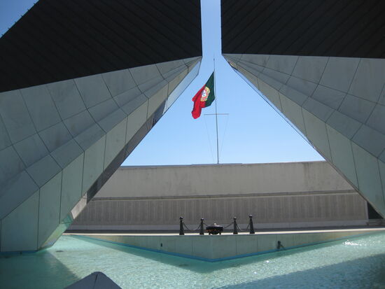 Monument mit ewiger Flamme und portugiesischer Fahne