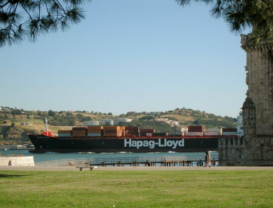 Frachtschiff auf dem Tejo