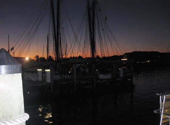 Am späten Abend am Hafen