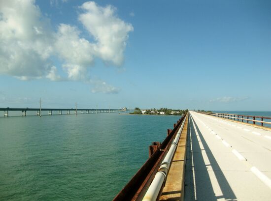 Alte 7-miles bridge und rechts die neue Brücke