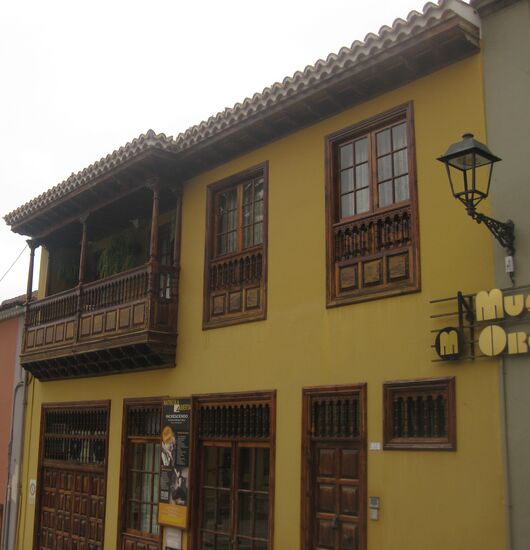 Wunderschöner Balkon an diesem Haus