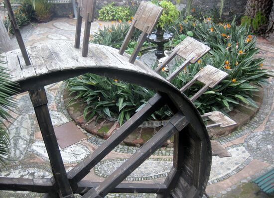 Altes Mühlrad im Restaurantgarten