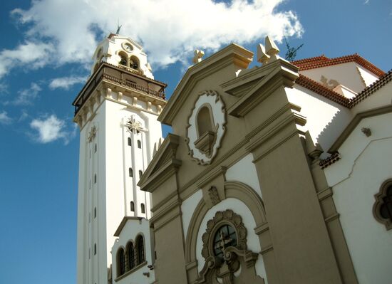Fassade und Glockenturm
