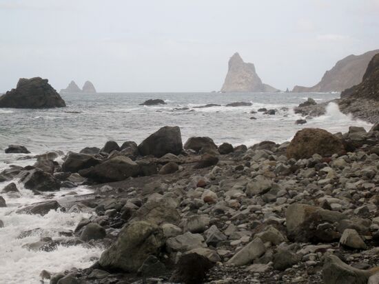 Wildes Meer und Steine, Steine. - die Felsinseln Roques