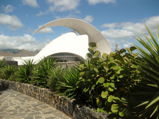 Blick auf das Auditorio mit den sich neigenden Flügeln