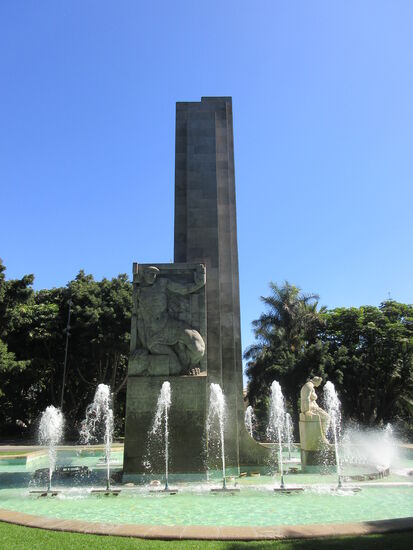 Springbrunnen mit Denkmal