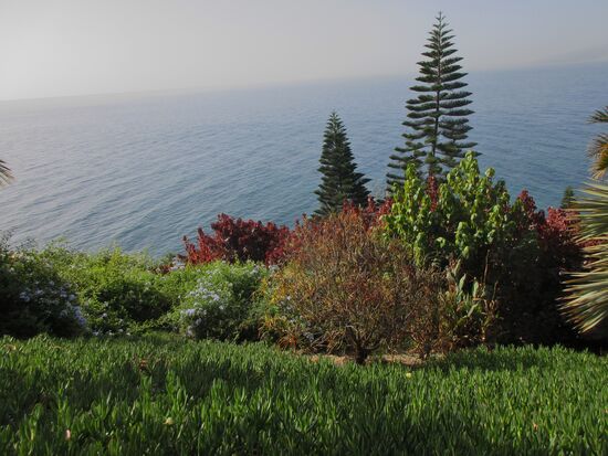 Der Park zieht sich bis zum Meer