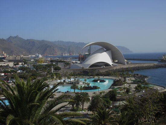 Blick vom Park auf das Auditorium und das Meerwasserschwimmbad