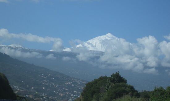 Der schneebeckte Teide auf der Fahrt nach Puerto de la Cruz