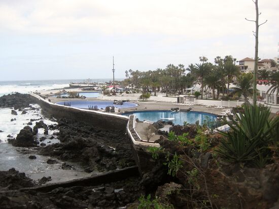 Verwaistes Meerwasserschwimmbad bei dem Wetter...