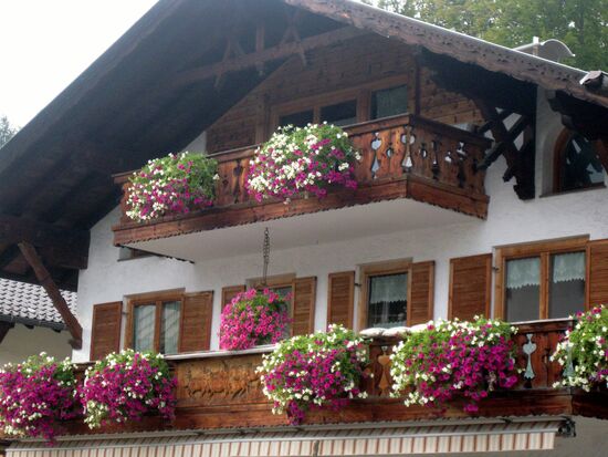 Wunderschöne Blumen an den Balkons