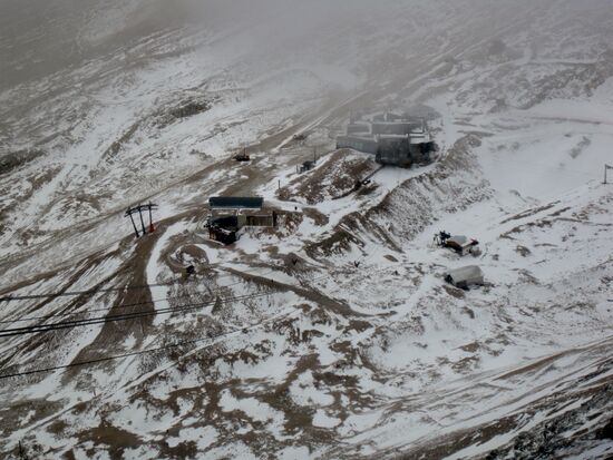 Blick auf Wetterstation vom Gipfel
