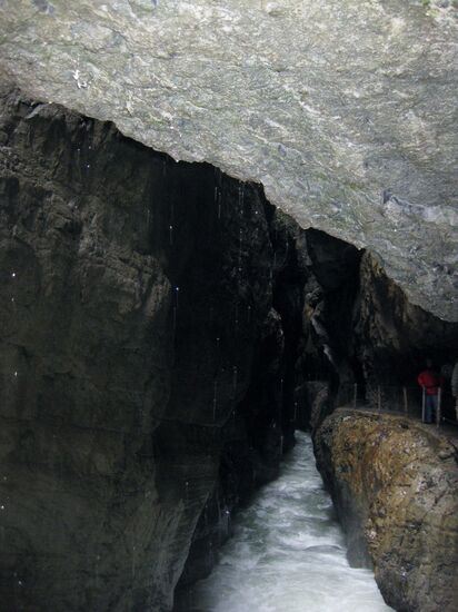 Schmales Bett zwischen hohen Felswänden