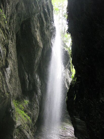 Hier zischt das Wasser in die Klamm