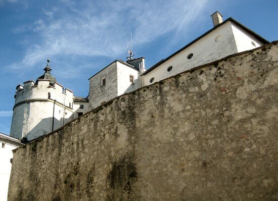 Die mächtige Festungsmauer