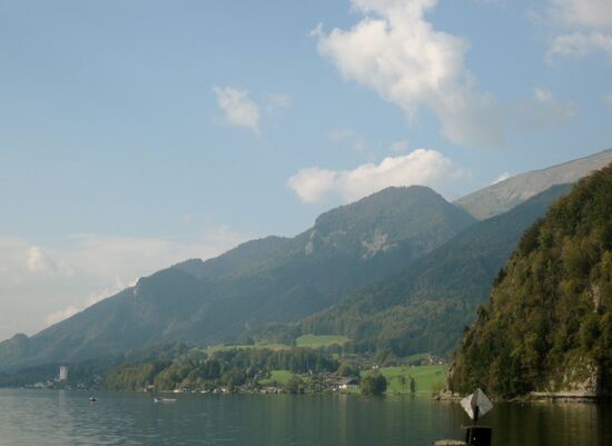 Blick von Strobl auf den See und die Berge
