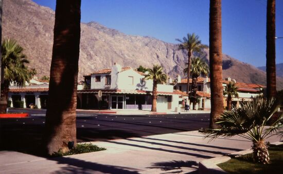 Eingebettet zwischen Bergen