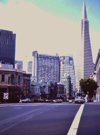 Transamerica Pyramid - 
Inmitten des Finanzviertels liegt die 1972 vollendete 260 m hohe Transamerica Pyramid mit 48 Stockwerken ein Wahrzeichen der Stadt. Die pyramidenförmige Gitterturmarchitektur soll bei Erdbeben besonders widerstandsfähig sein.
