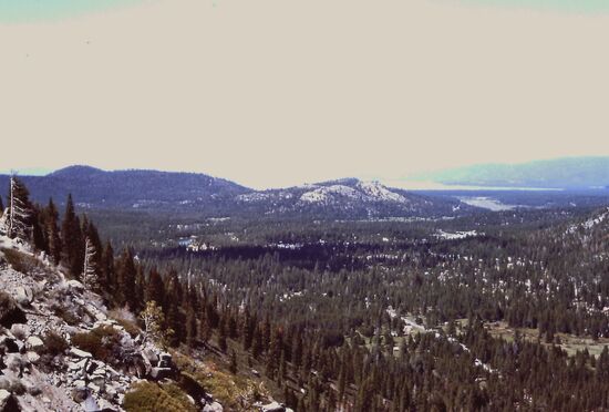 Die Berge rings um den See