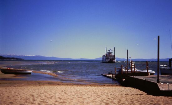Sandstrand und Anlegestelle