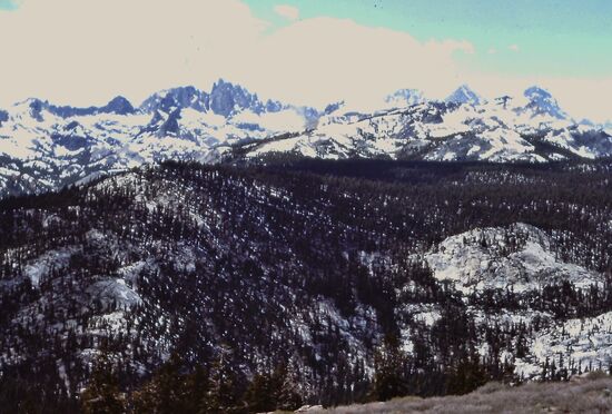Auf den Bergen liegt noch Schnee