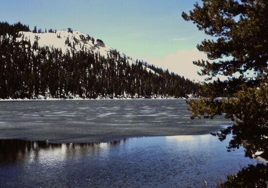 Der noch teilweise gefrorene Tenaya Lake