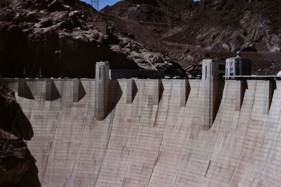 Die gewalitge Staumauer