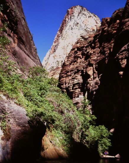 Wandern zwischen engen Felswänden