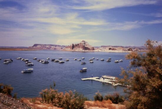 Viele kleine Boote auf dem See