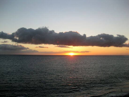 Die Sonne verschwindet im Meer