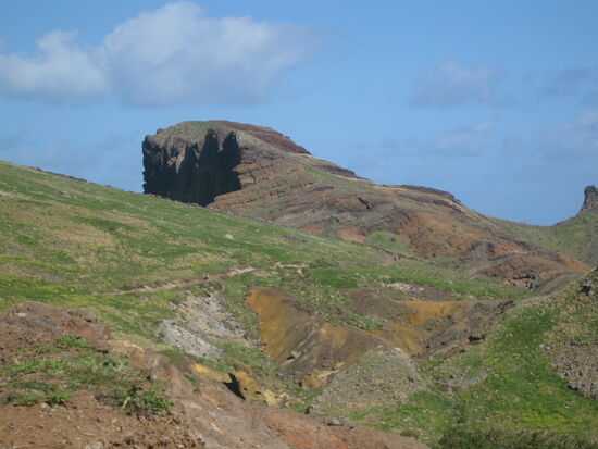 Dort oben sieht man den Wanderweg