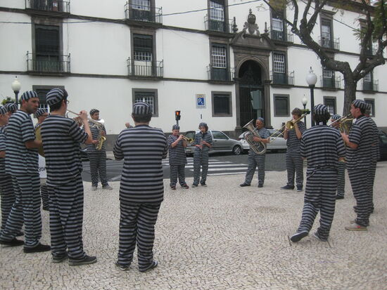 Nicht der "Gefangenen-Chor" aber vielleicht die "Knasti-Band"...