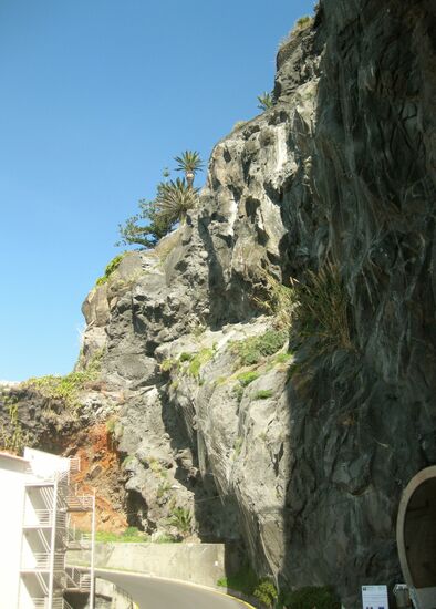 Hohe Felswände direkt am Ort