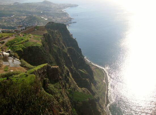Blick vom Kap auf Camara de Lobos und das Meer