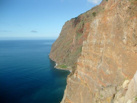 Fast senkrecht geht der Felsen hier ins Meer