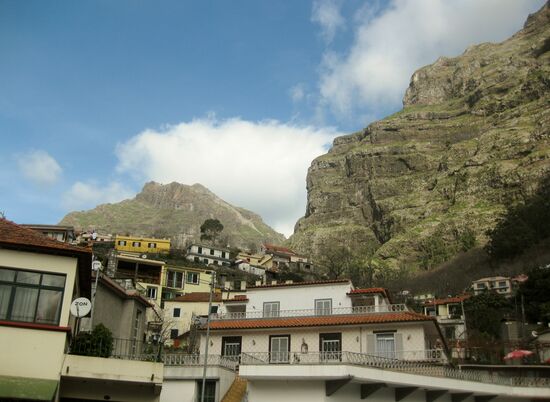 Eingezwängt zwischen Felswänden