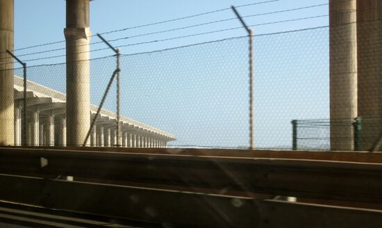 Die Start- und Landebahn '"hinter Gittern"...