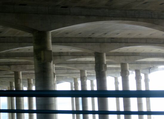 Unter der Start- und Landebahn