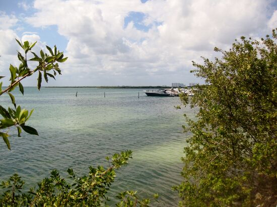Blick aufs Meer an der Promenade