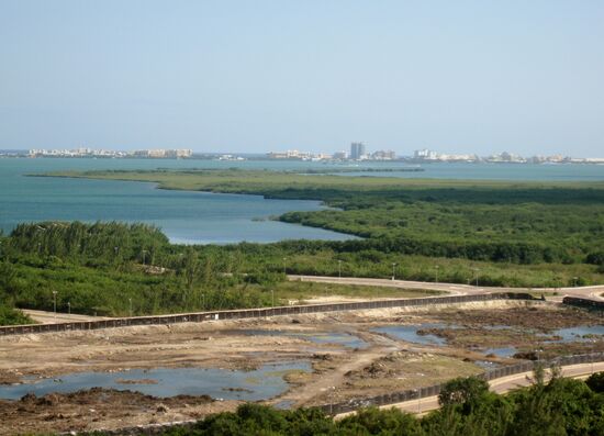 Blick auf die Lagune bis zur Hotelzone