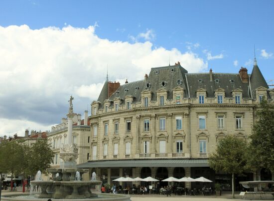 Platz mit Brunnen in Valence