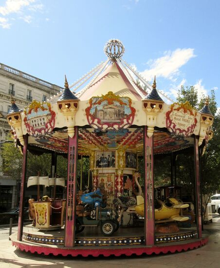 Nostalgisches Kinderkarussell - fast in allen französischen Städten