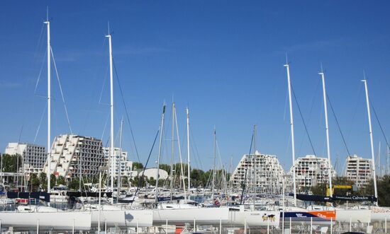 Blick auf die Pyramden und den Yachthafen