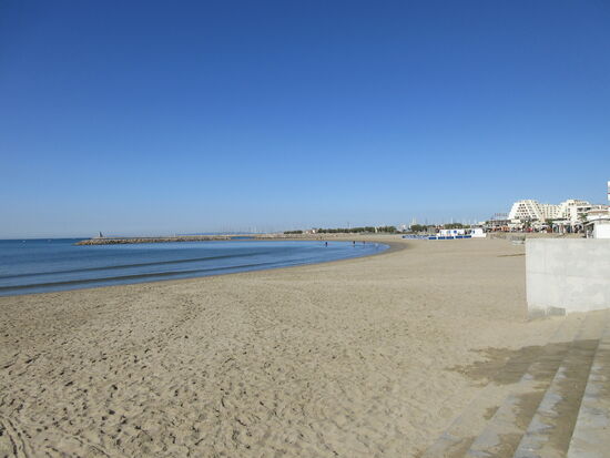 Blick von weitem auf die Pyramiden