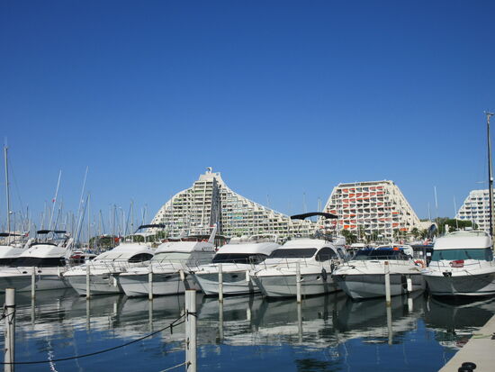 Pyramiden und Yachten