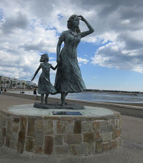 Statue Mère et fille - Sie halten Ausschau nach dem Boot, mi dem der Mann/Vater vom Fischfang zurückkommen sollte.