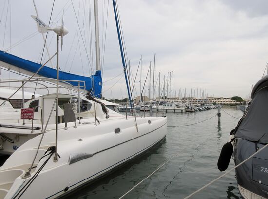 Grosse und  kleine Yachten